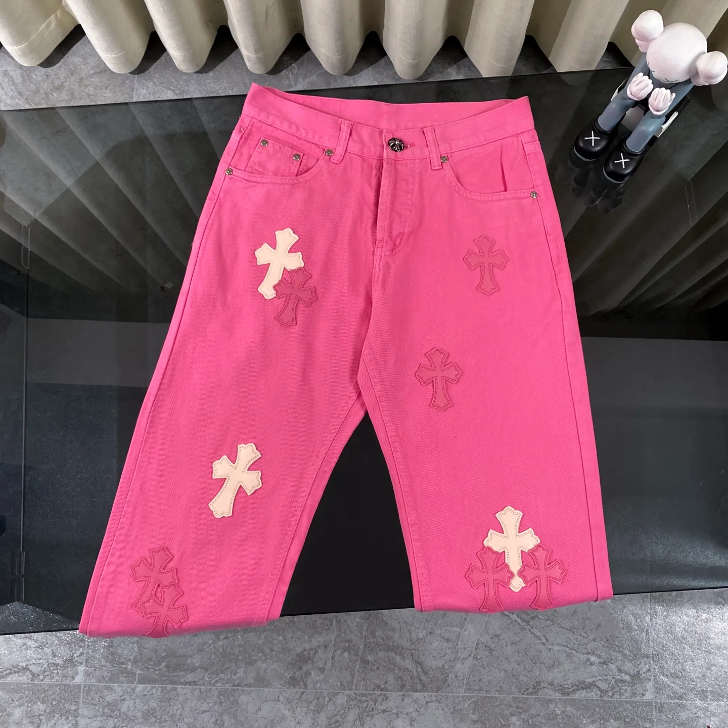 P250 chrome hearts 2025 new limited edition rose pink jeans vi Top heavy industry fashionable design] Consistent high street luxury style creation. Speaking of this style, the Zangyin family and GU family are definitely the leading representative brands. Especially the Zangyin family has really achieved a state-of-the-art effect in creating high street style. The unique washed material is used to create this style. The color system is quite eye-catching. After it is decorated with patchwork cross flowers, it cleverly highlights the charm of the brand. Secondly, this style uses classic The classic high-waist cutting design highlights the long legs and fashionable temperament of the upper body. The brand is highly recognizable and the slim fit configuration is more suitable for daily wear. It is a product that interprets personality, fashion, and specifications at a glance. This single product is enough to make any fan excited. It can be a white T-shirt for youthful preppy style, or a tight suspender for lady style. It has strong matching ability and can be easily controlled by men.  [Materials and craftsmanship] Needless to say, this point goes without saying. As an excellent craftsman brand, Zangyin’s requirements for details and craftsmanship are really perfect. The washed color of this model has gone through so many processes, not to mention the embellishment of denim appliques. It is also purely hand-made and sewn. Just like what they believe in, only hand-made things have soul and have the meaning of wear. A top-notch heavy-duty fashionable denim item, I look forward to your perfect interpretation! !  Size:28-34
